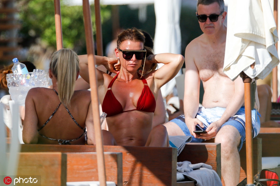 鲁尼娇妻光天化日下脱衣解罩