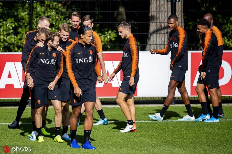 荷兰国家队集结 范戴克表情诡谲