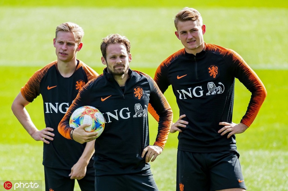 荷兰国家队集结 范戴克表情诡谲