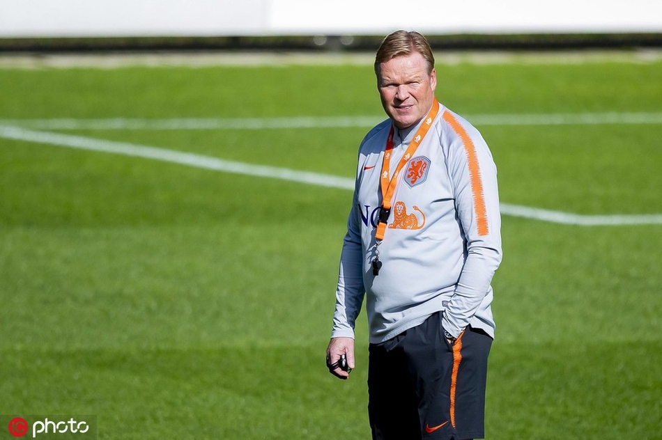 荷兰国家队集结 范戴克表情诡谲