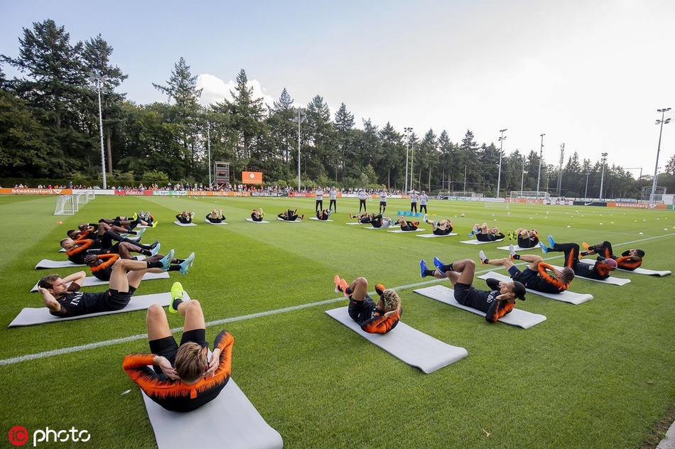 荷兰国家队集结 范戴克表情诡谲