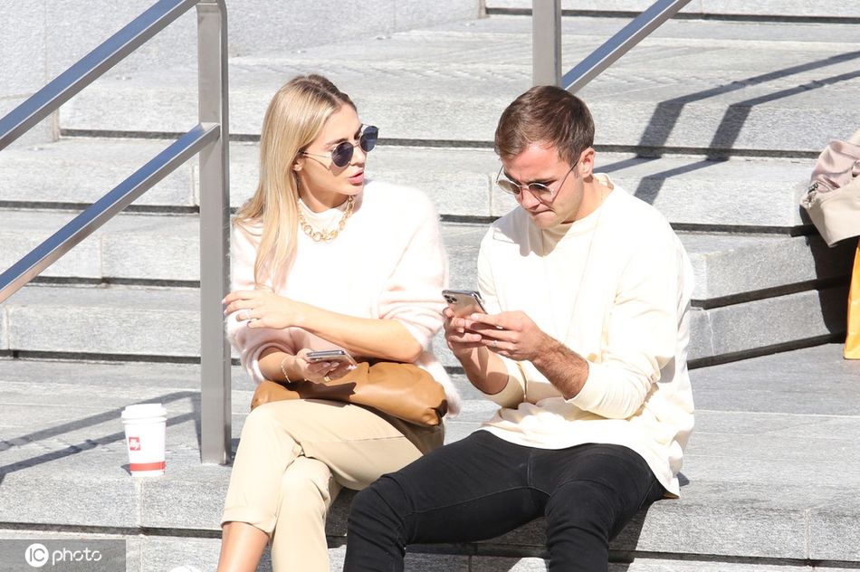 格策现身米兰 妻子还是那么靓