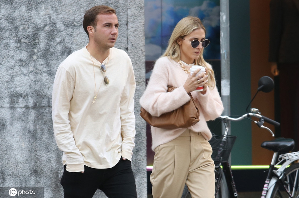 格策现身米兰 妻子还是那么靓