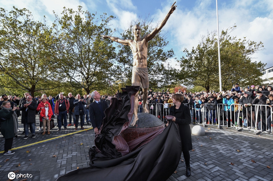 伊布雕像揭幕 比梅罗的强多了?