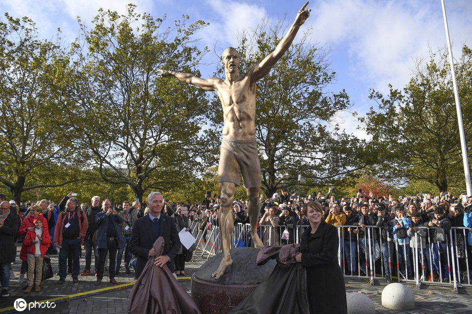 伊布雕像揭幕 比梅罗的强多了?