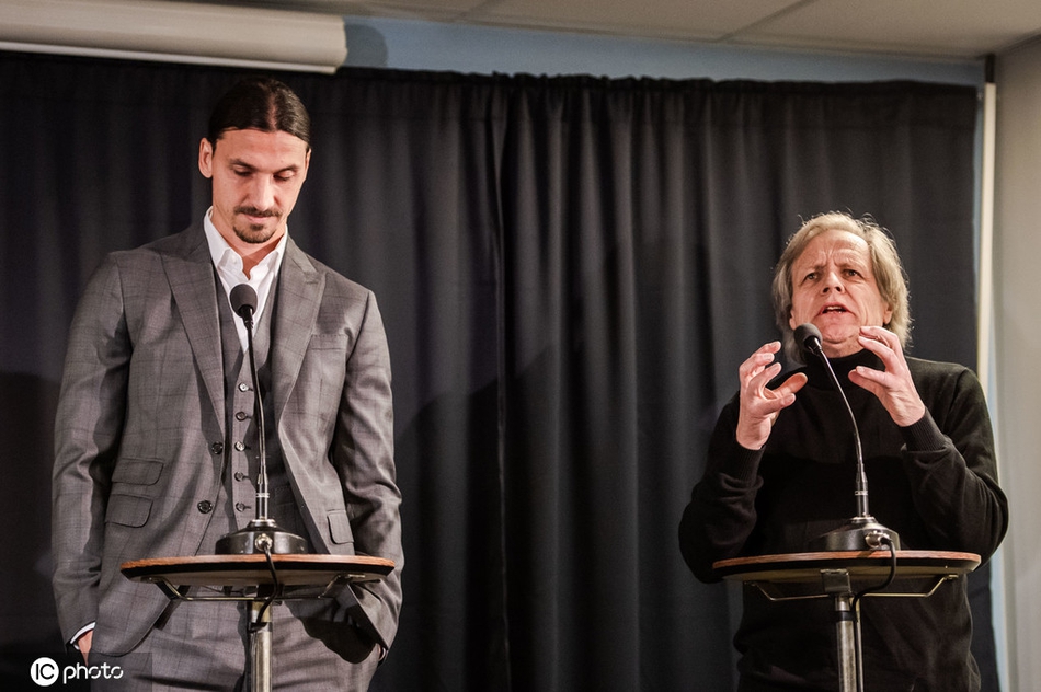 伊布雕像揭幕 比梅罗的强多了?