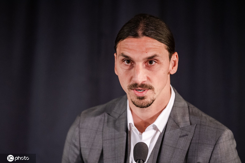 伊布雕像揭幕 比梅罗的强多了?