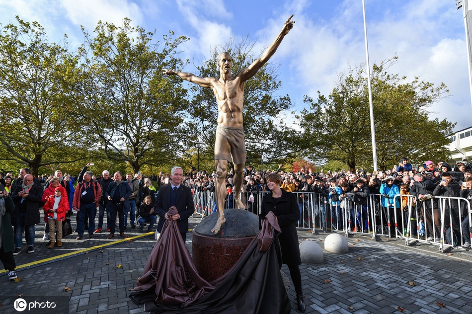 伊布雕像揭幕 比梅罗的强多了?