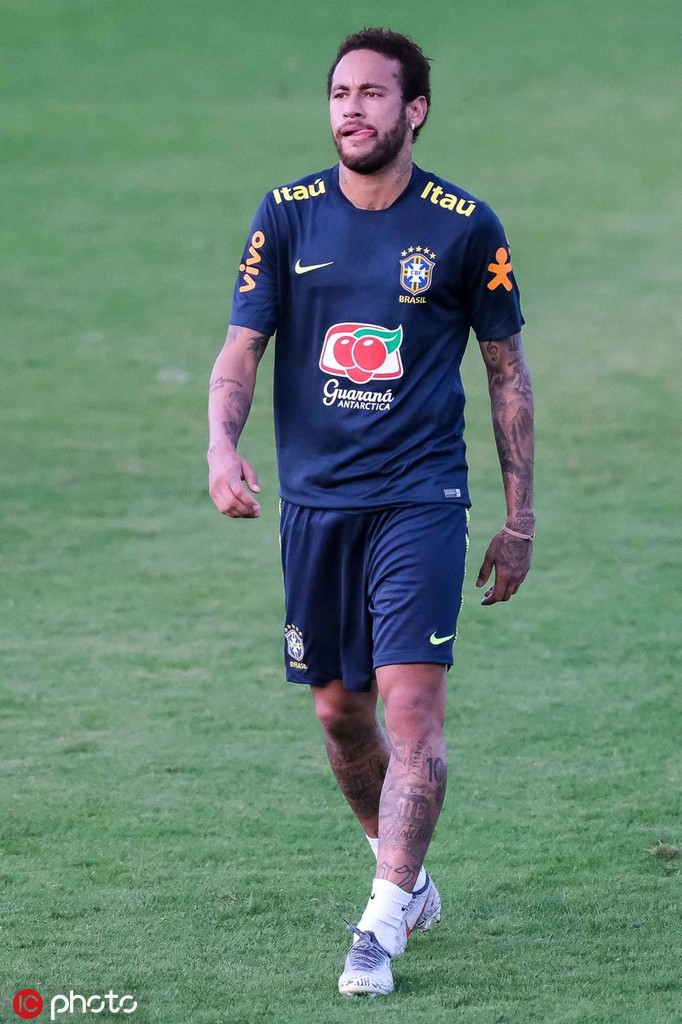 内马尔又伤了?一瘸一拐退出训练