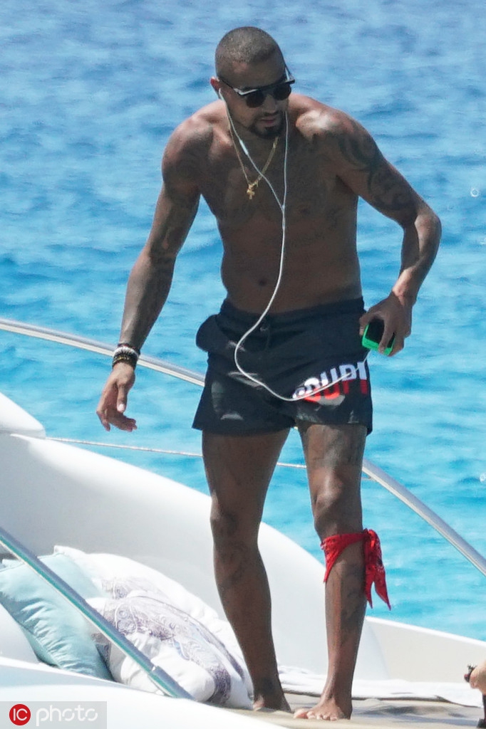 巴萨悍将度假照 美女作伴