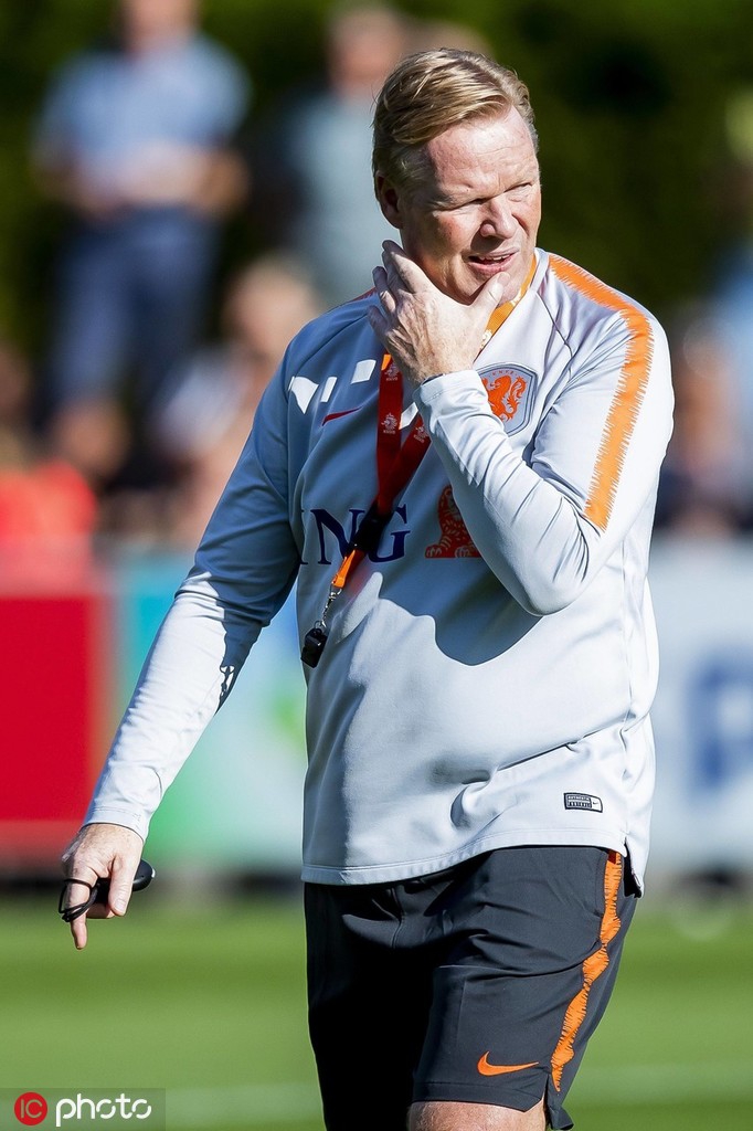 荷兰国家队集结 范戴克表情诡谲