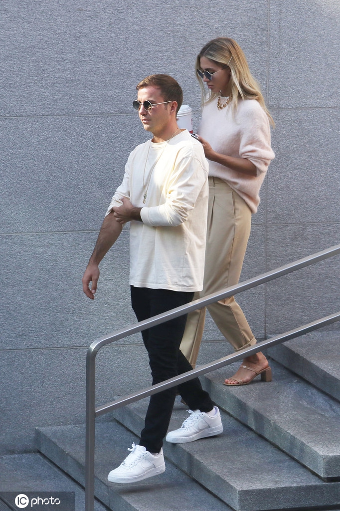 格策现身米兰 妻子还是那么靓