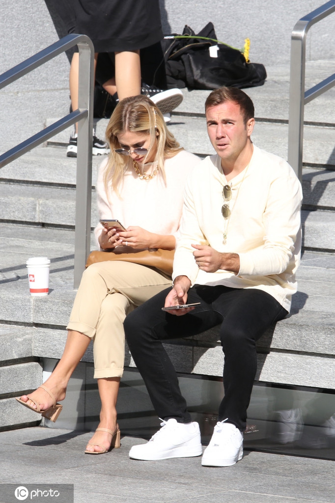 格策现身米兰 妻子还是那么靓