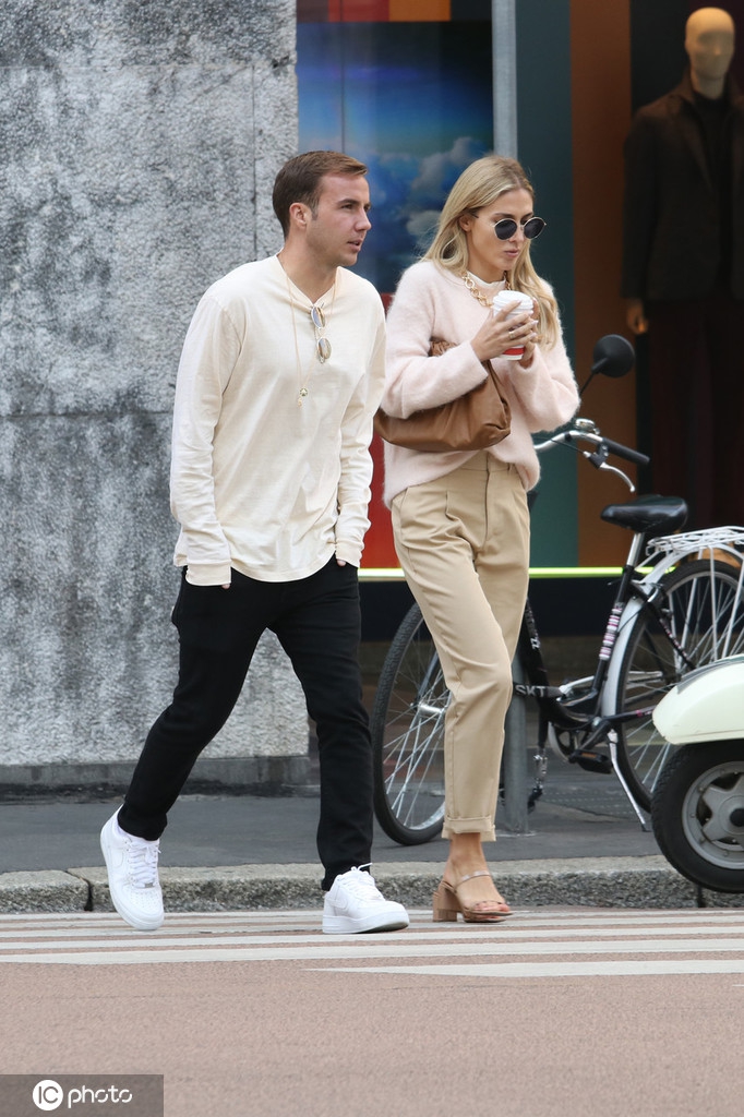 格策现身米兰 妻子还是那么靓