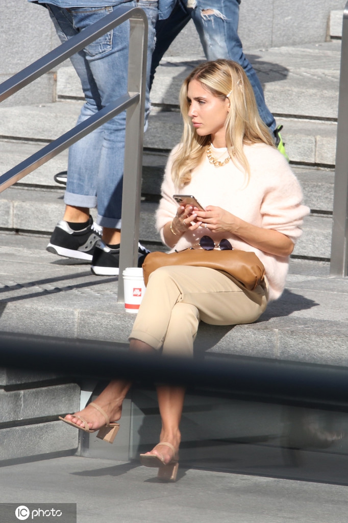 格策现身米兰 妻子还是那么靓