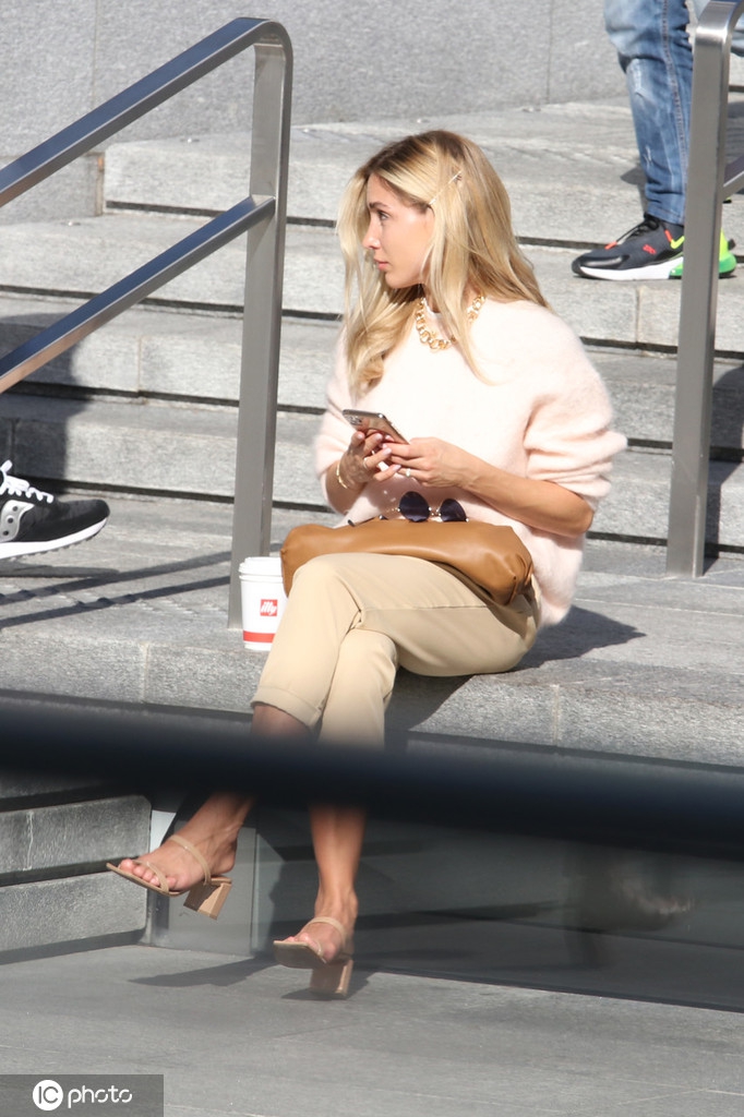 格策现身米兰 妻子还是那么靓