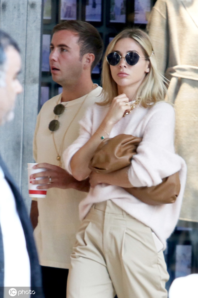 格策现身米兰 妻子还是那么靓