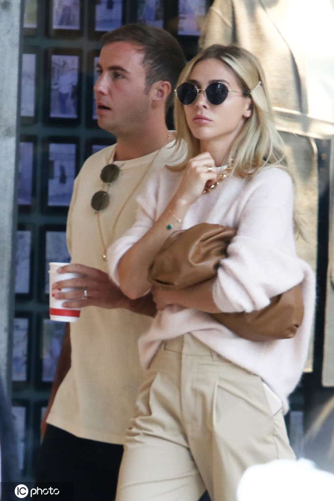 格策现身米兰 妻子还是那么靓