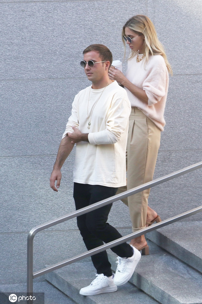 格策现身米兰 妻子还是那么靓