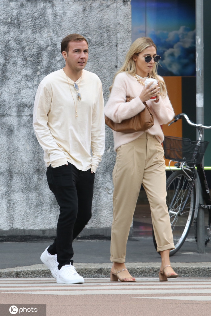 格策现身米兰 妻子还是那么靓