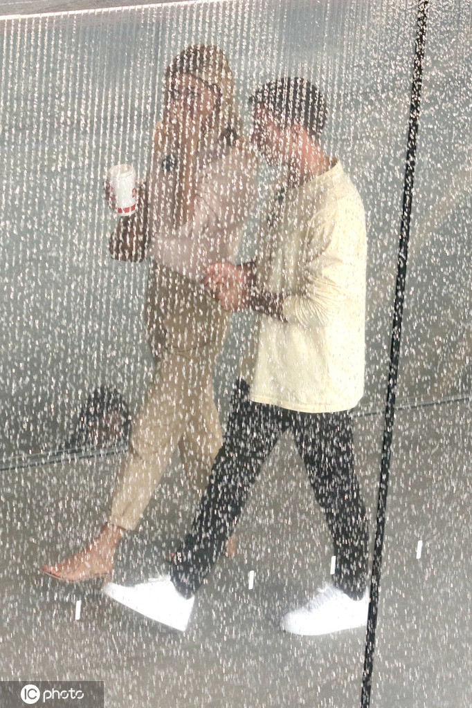 格策现身米兰 妻子还是那么靓