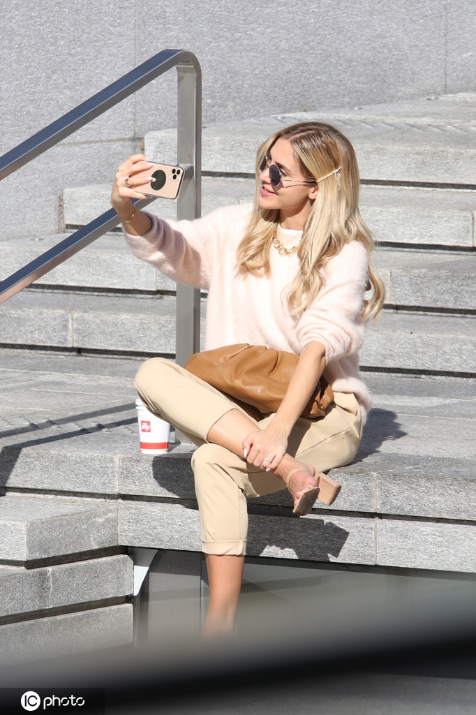 格策现身米兰 妻子还是那么靓