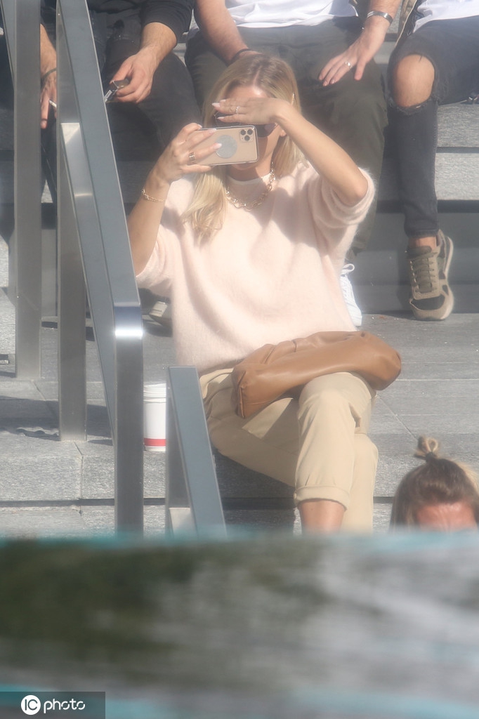 格策现身米兰 妻子还是那么靓