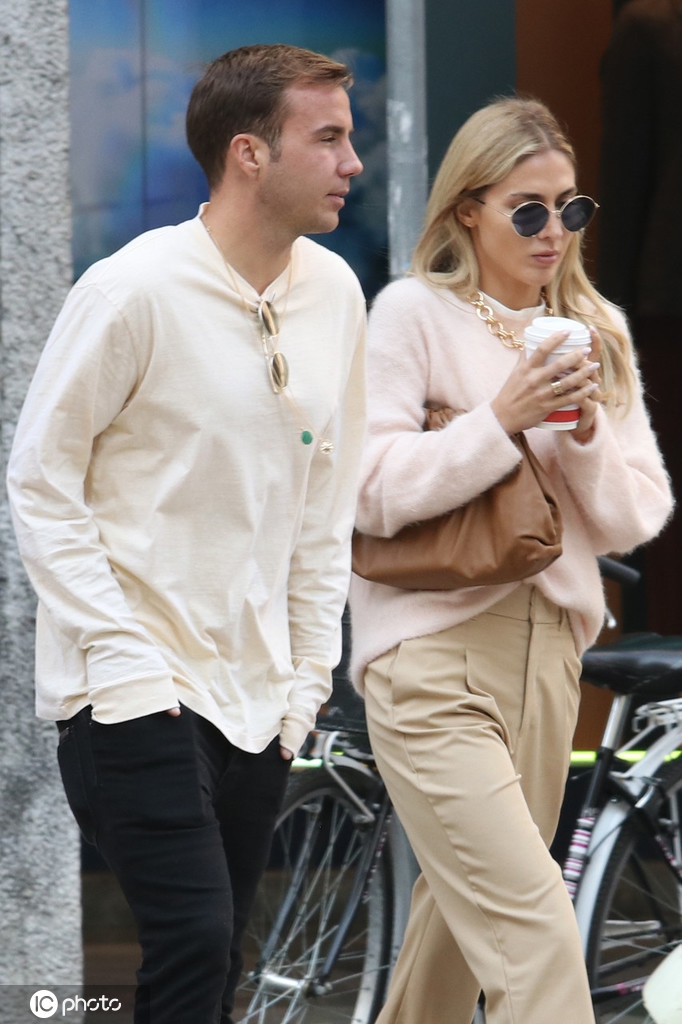 格策现身米兰 妻子还是那么靓