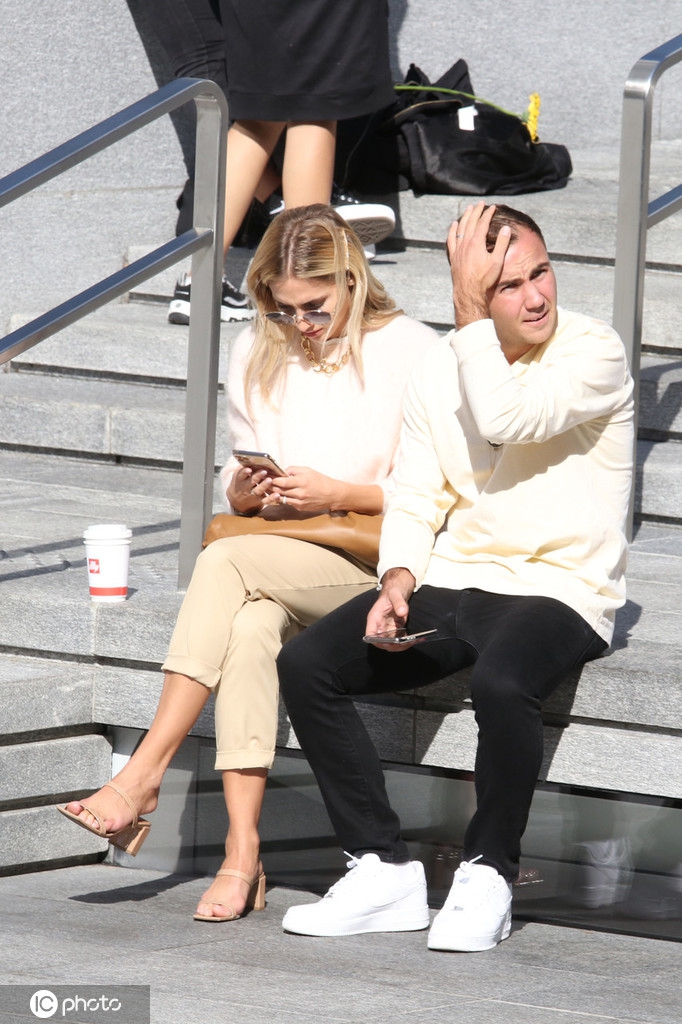 格策现身米兰 妻子还是那么靓