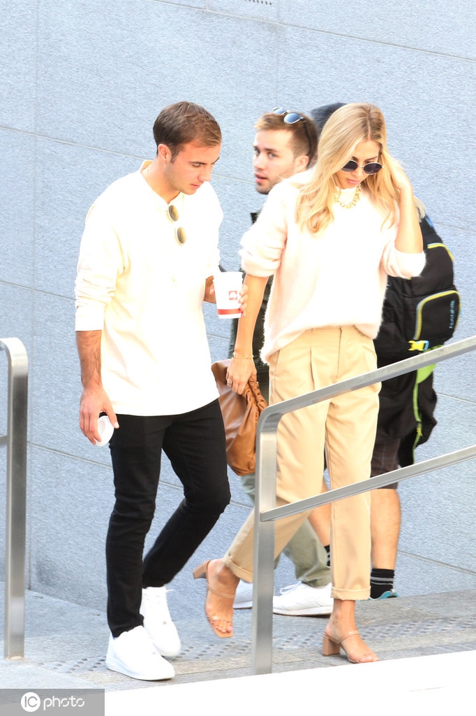 格策现身米兰 妻子还是那么靓