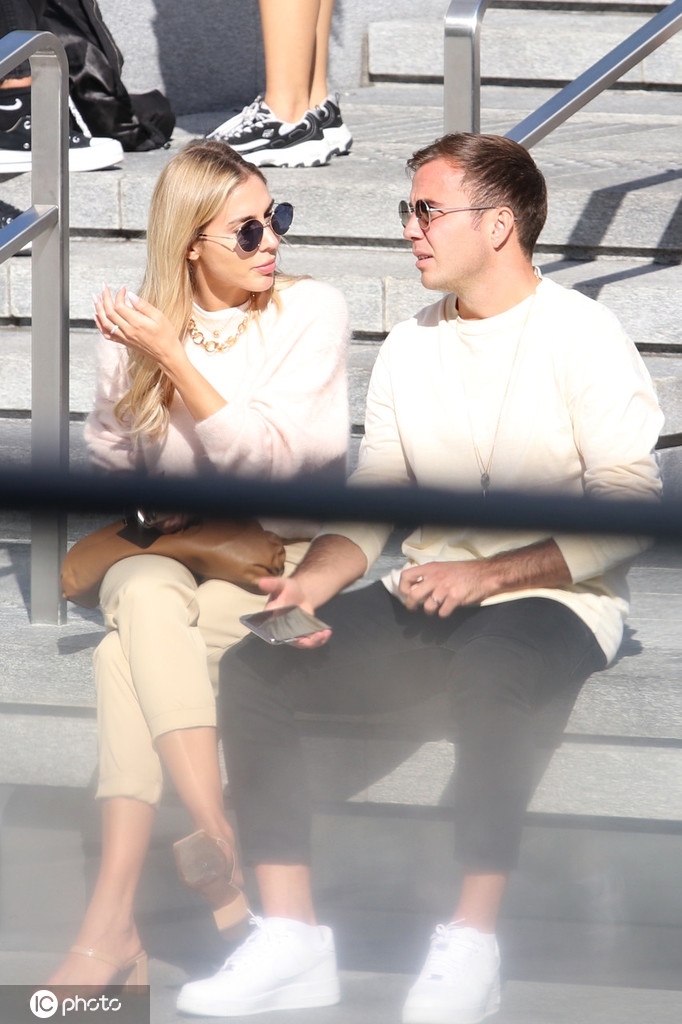 格策现身米兰 妻子还是那么靓