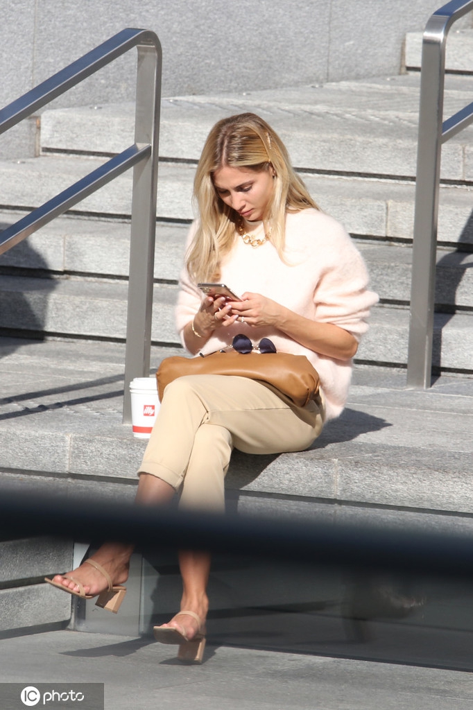 格策现身米兰 妻子还是那么靓