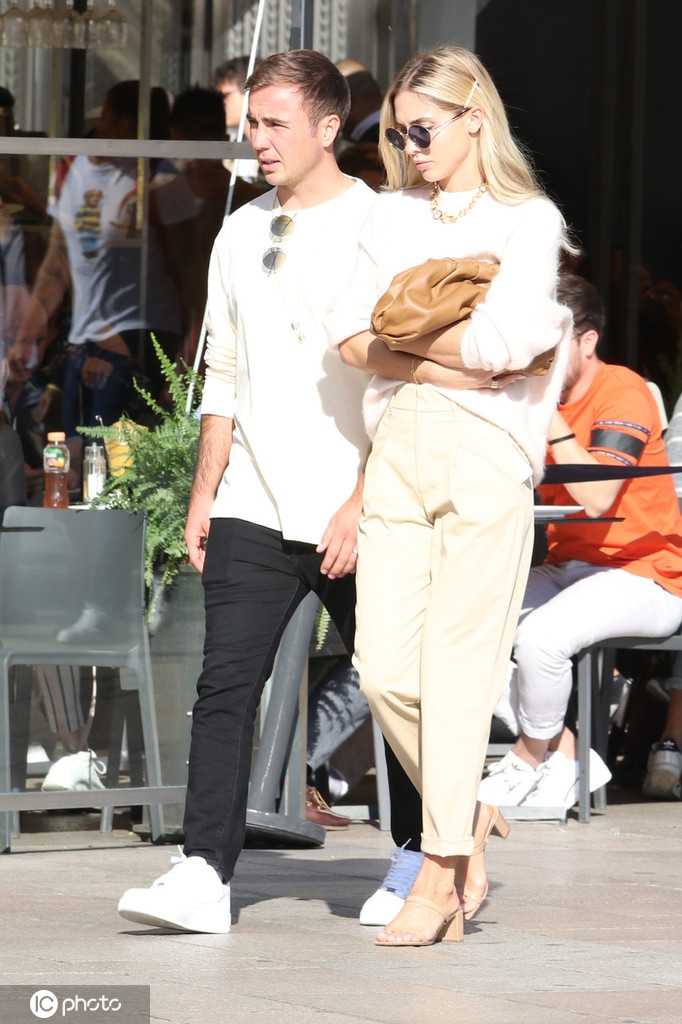 格策现身米兰 妻子还是那么靓