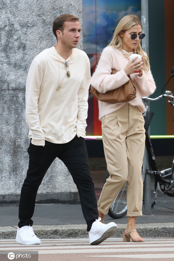 格策现身米兰 妻子还是那么靓