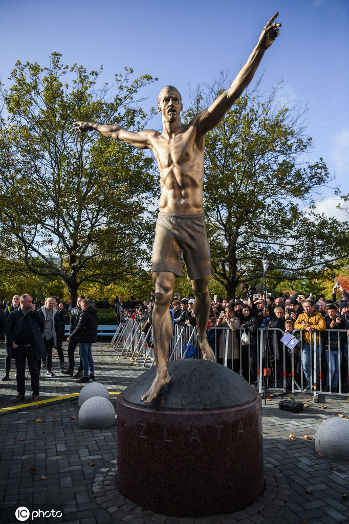 伊布雕像揭幕 比梅罗的强多了?