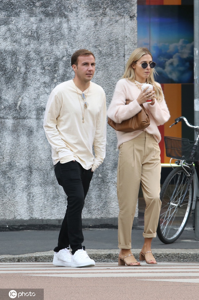 格策现身米兰 妻子还是那么靓