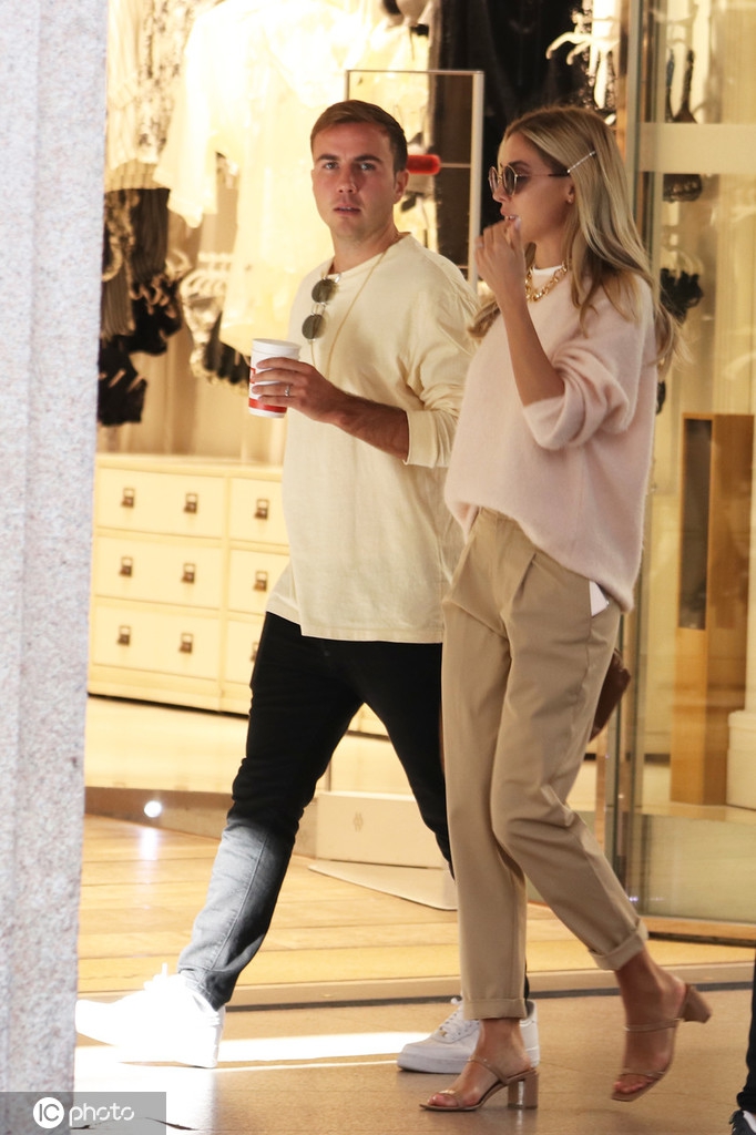 格策现身米兰 妻子还是那么靓