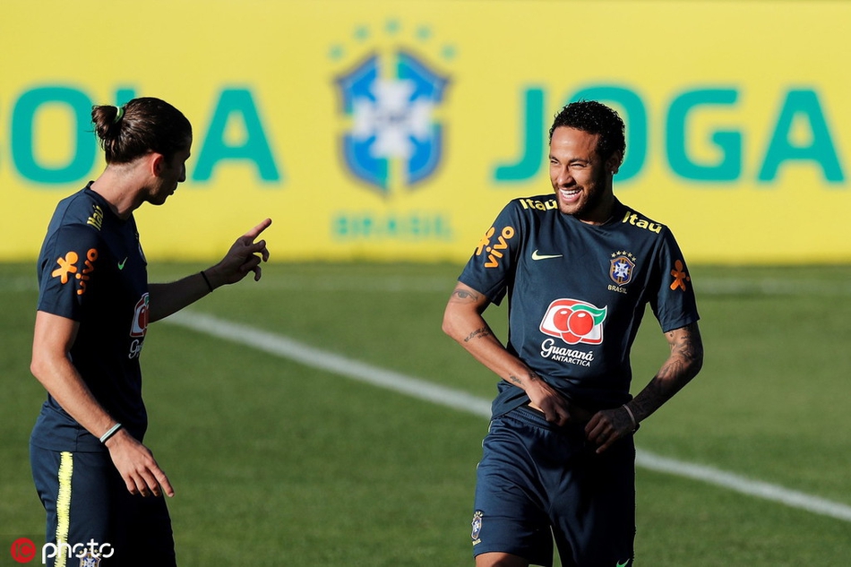 内马尔又伤了?一瘸一拐退出训练