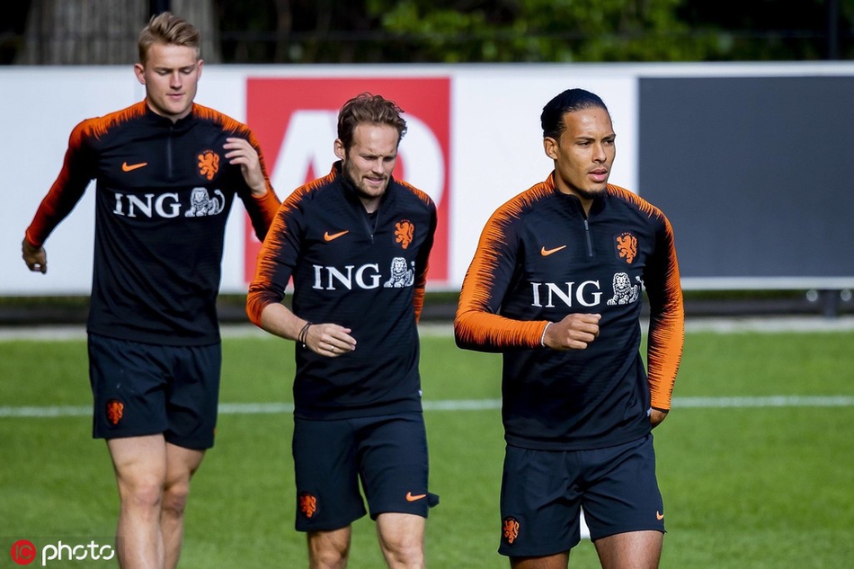 荷兰国家队集结 范戴克表情诡谲