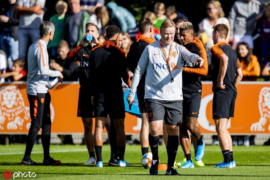 荷兰国家队集结 范戴克表情诡谲