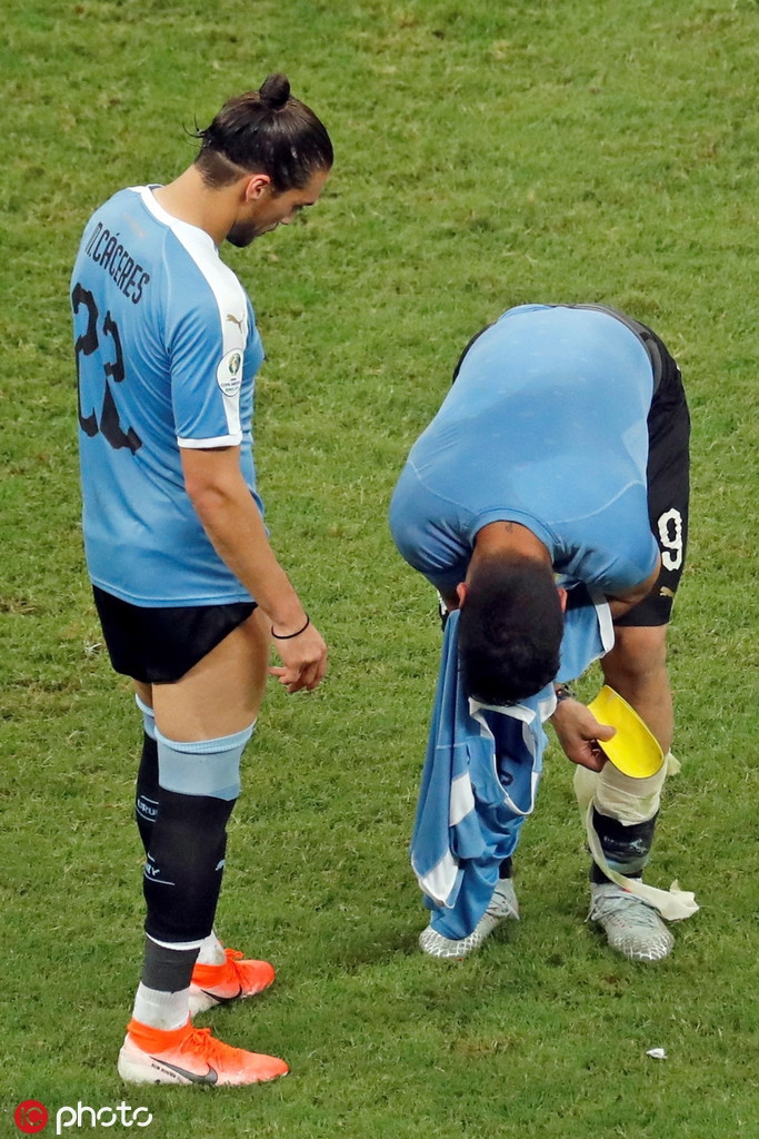 苏牙罚失点球 出局后掩面痛哭