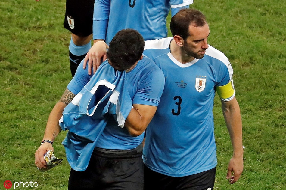 苏牙罚失点球 出局后掩面痛哭