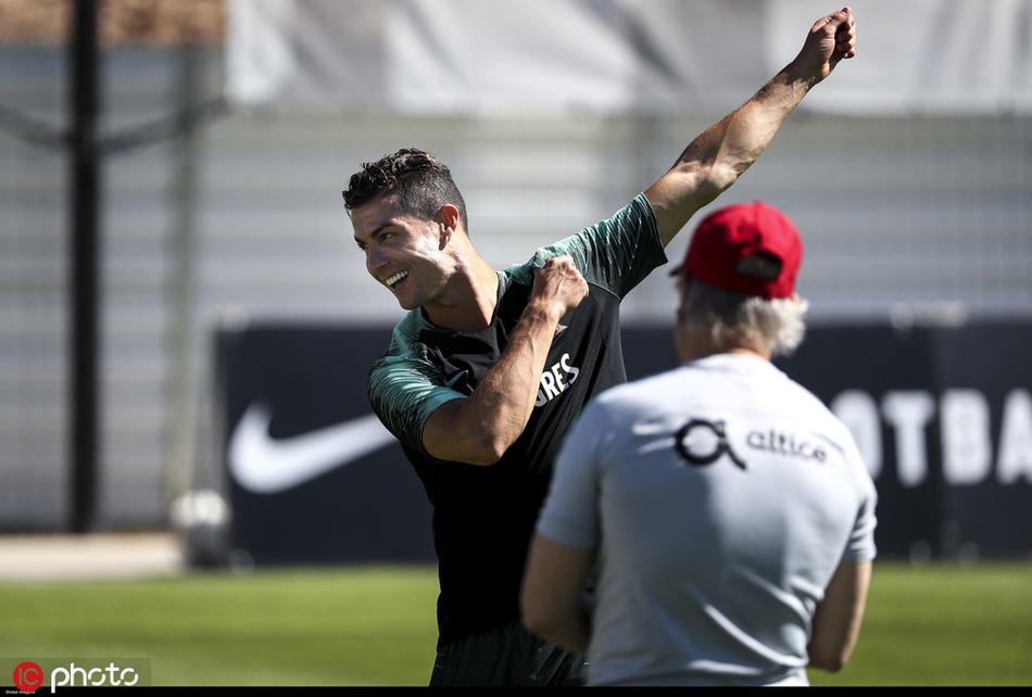 C罗练high了！这摆的啥奇怪造型