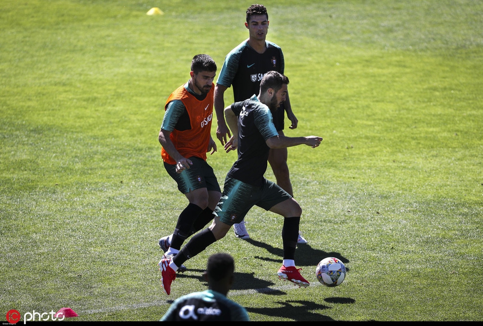 C罗练high了！这摆的啥奇怪造型