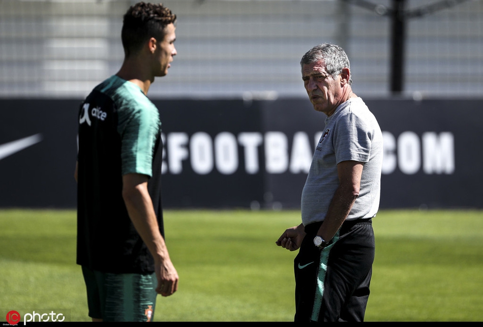 C罗练high了！这摆的啥奇怪造型