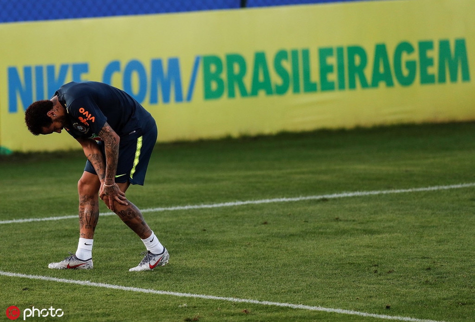 内马尔又伤了?一瘸一拐退出训练