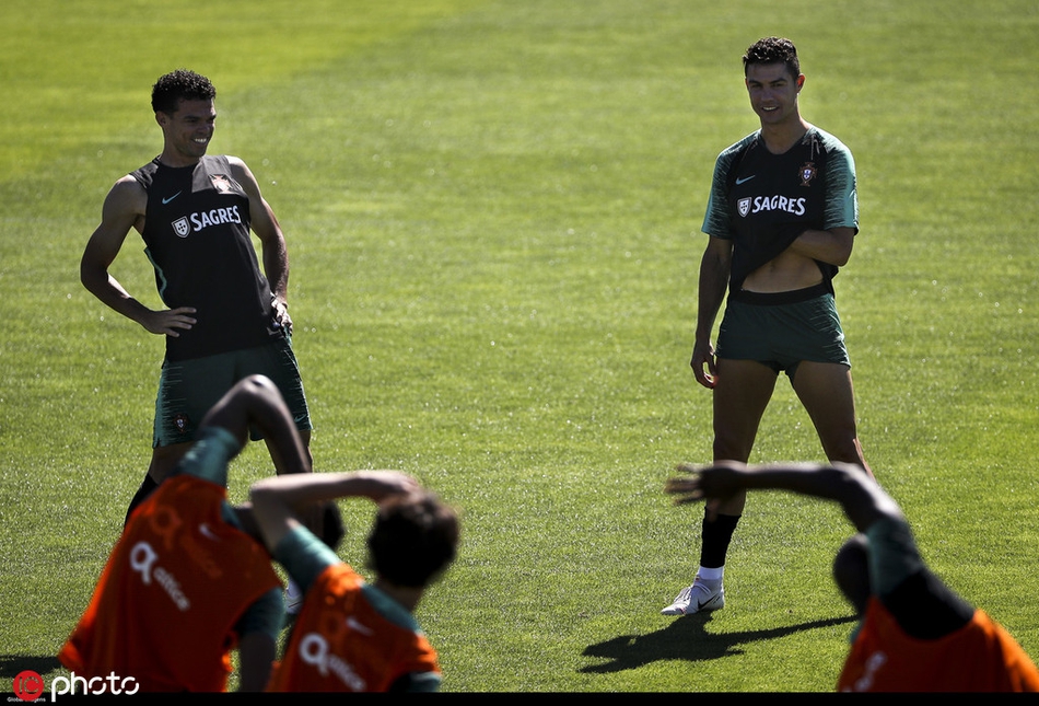 C罗练high了！这摆的啥奇怪造型