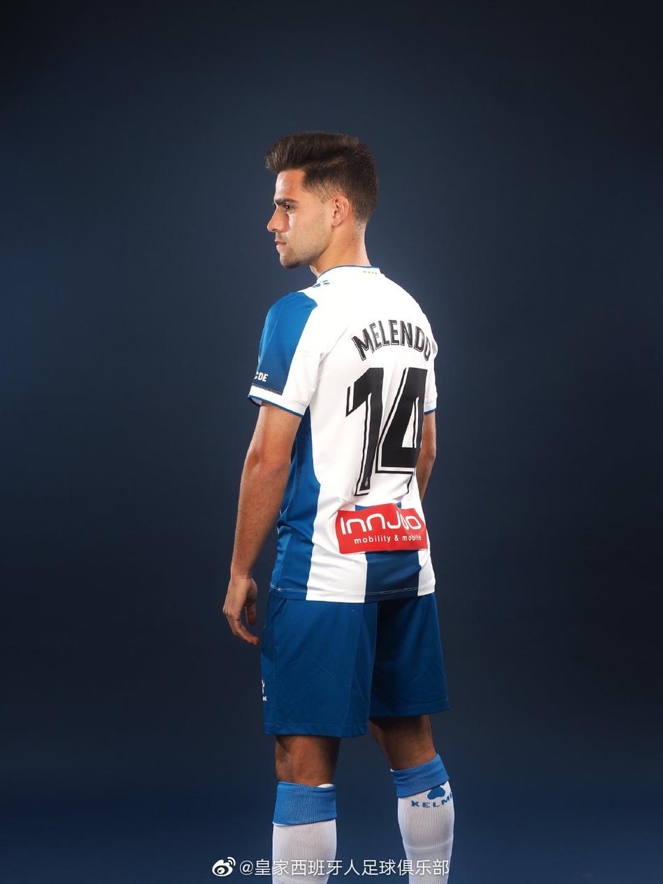 武磊穿新球衣亮相！下赛季还在西人？