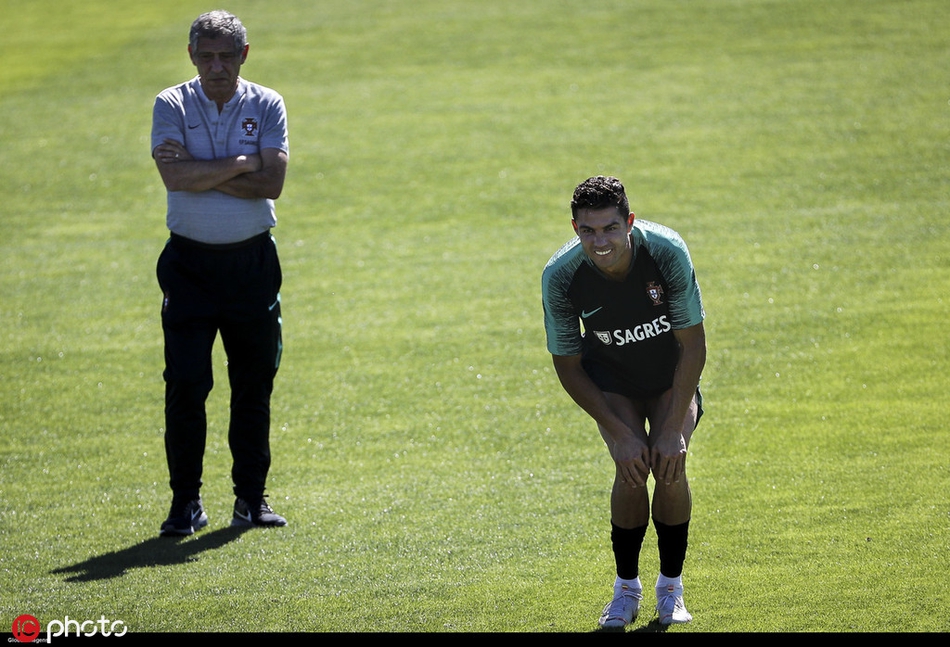 C罗练high了！这摆的啥奇怪造型