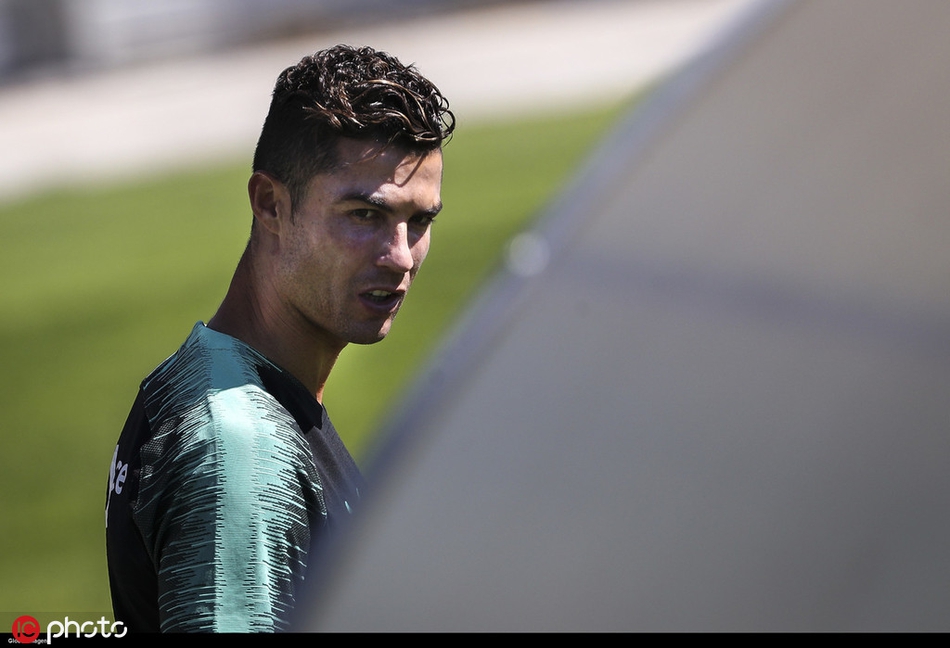 C罗练high了！这摆的啥奇怪造型